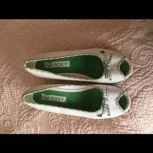 Size 8 Roxy Green & White Wedges